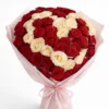 Ein luxuriöses Arrangement aus roten und cremefarbenen Rosen