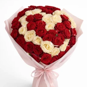Ein luxuriöses Arrangement aus roten und cremefarbenen Rosen