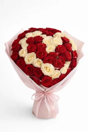 Ein luxuriöses Arrangement aus roten und cremefarbenen Rosen