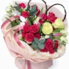 Ein luxuriöser Blumenstrauß in puderfarbener Verpackung von AIGUL Flowers