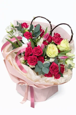 Ein luxuriöser Blumenstrauß in puderfarbener Verpackung von AIGUL Flowers