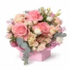 Ein zarter Blumenstrauß in Rosa- und Pudertönen.