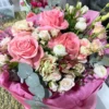 Ein zarter Blumenstrauß in Rosa- und Pudertönen.