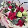 Ein luxuriöser Blumenstrauß in puderfarbener Verpackung von AIGUL Flowers