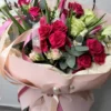 Ein luxuriöser Blumenstrauß in puderfarbener Verpackung von AIGUL Flowers