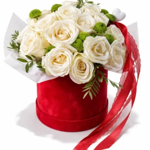 Blumenarrangement aus weißen Rosen in einer hochwertigen Samtbox