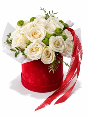 Blumenarrangement aus weißen Rosen in einer hochwertigen Samtbox